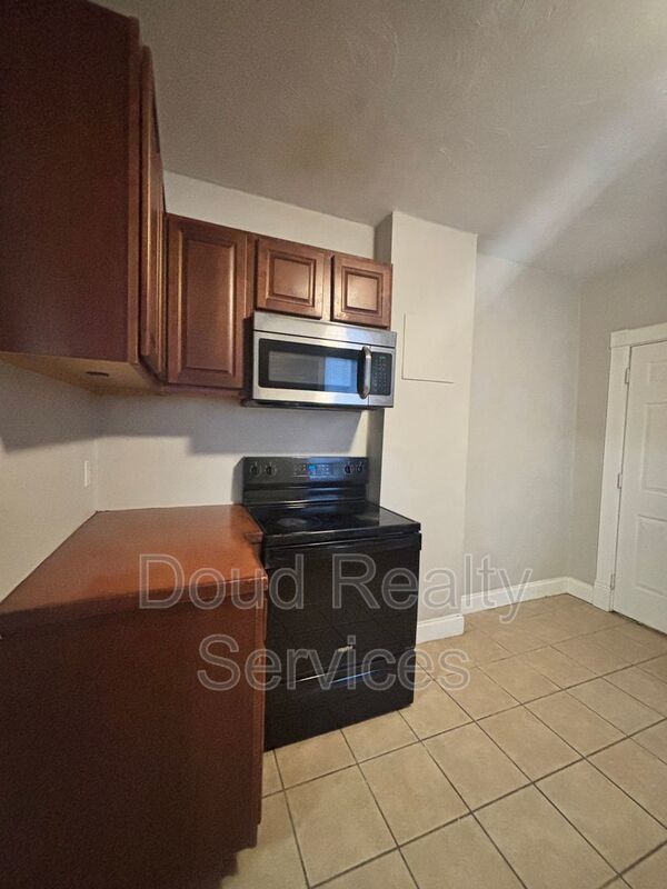 Well Kept 3 Bedroom 1.5 Bathroom Duplex Located in Historic Port Norfolk property image