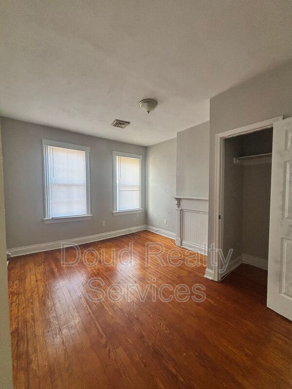 Well Kept 3 Bedroom 1.5 Bathroom Duplex Located in Historic Port Norfolk property image