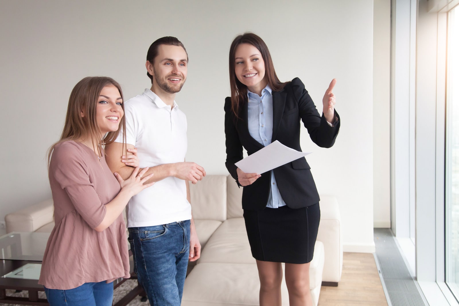 apartment viewing with tenants and landlord